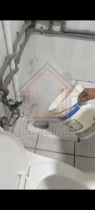 فتح مجاري الحمام بواسطة سباك الشركة